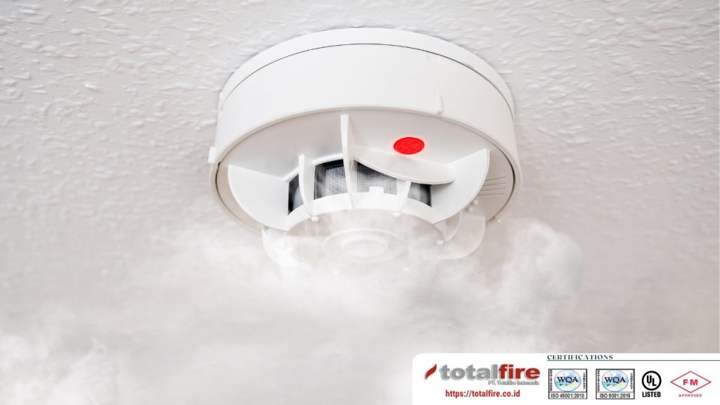smoke detector sebagai bagian dari fire detection system yang dipasang oleh kontraktor profesional