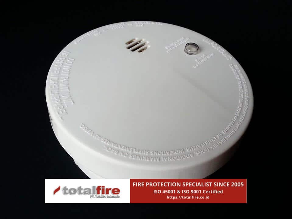 Instalasi smoke detector di pabrik gudang