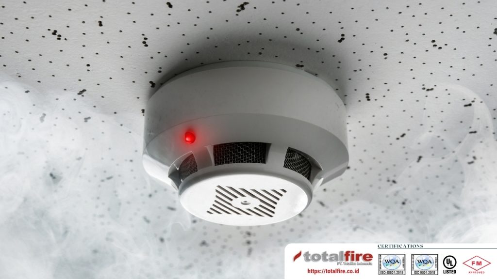 Detektor kebakaran terpasang di plafon ruangan untuk sistem proteksi dini